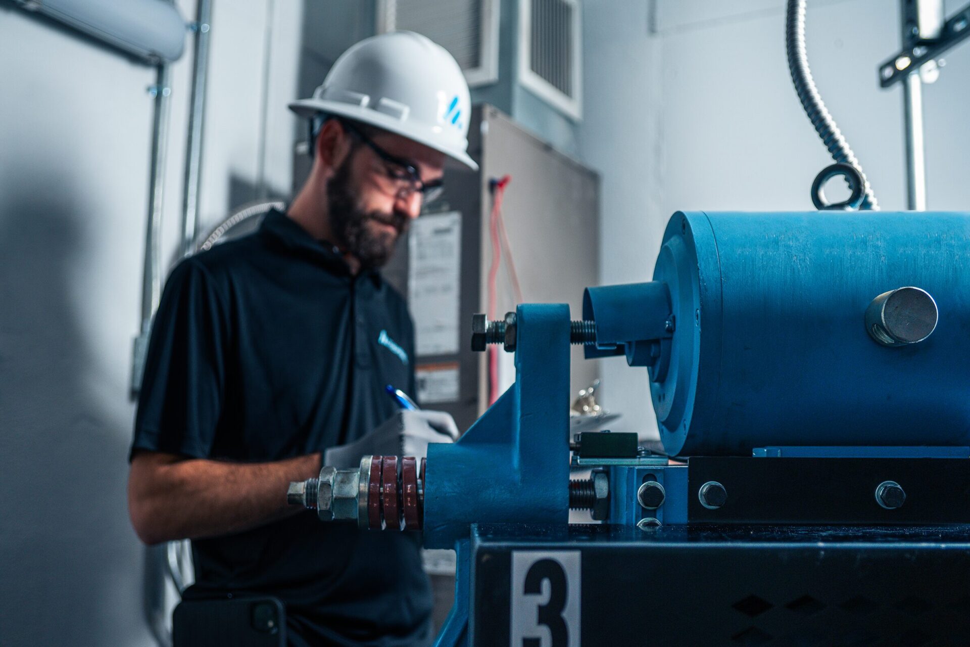 How to Choose the Best Elevator Maintenance Contract for Your Business 1 Elevator technician
